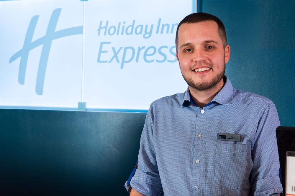 Holiday Inn Express Newport By Ihg Exterior photo