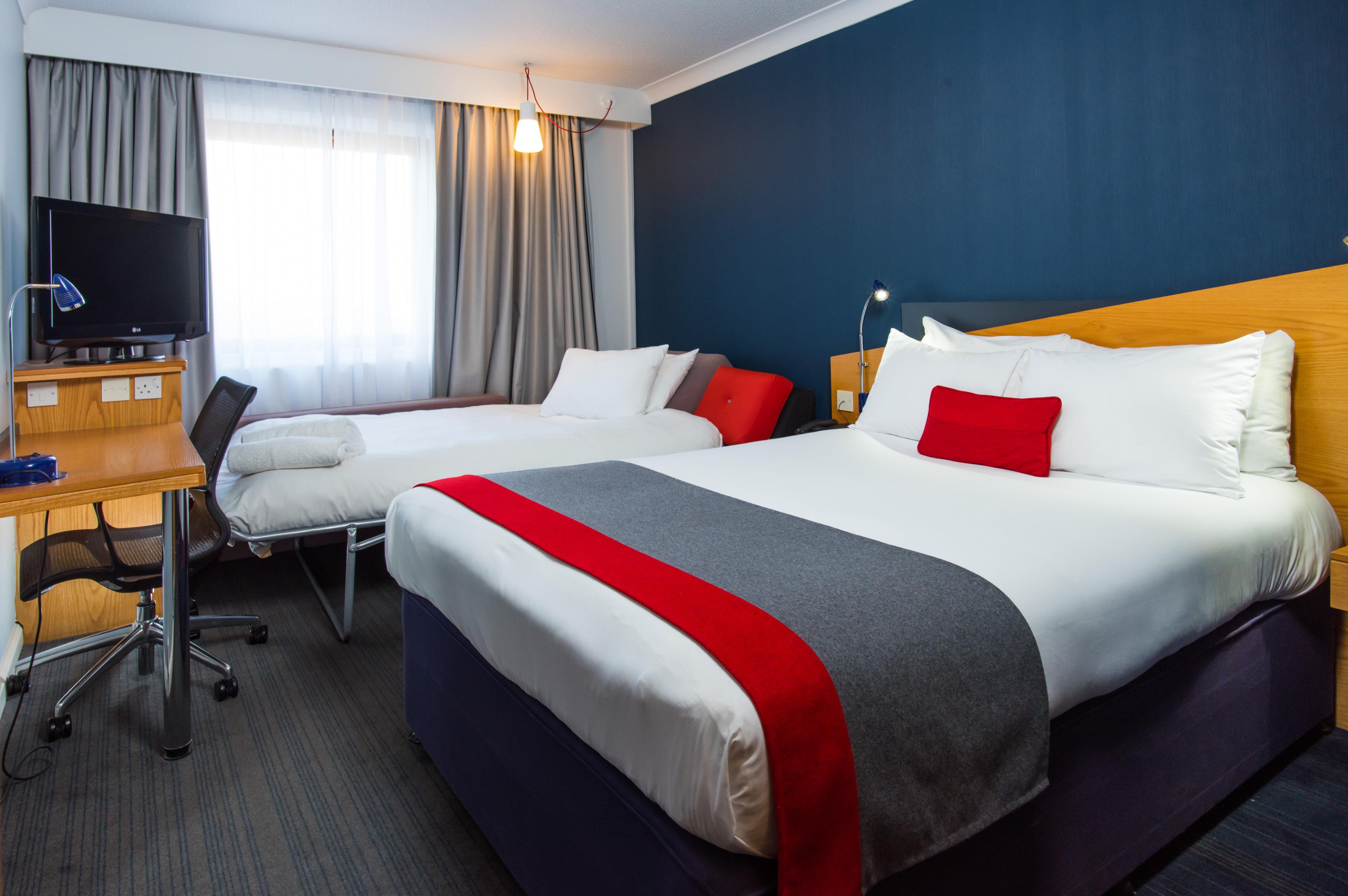 Holiday Inn Express Newport By Ihg Exterior photo