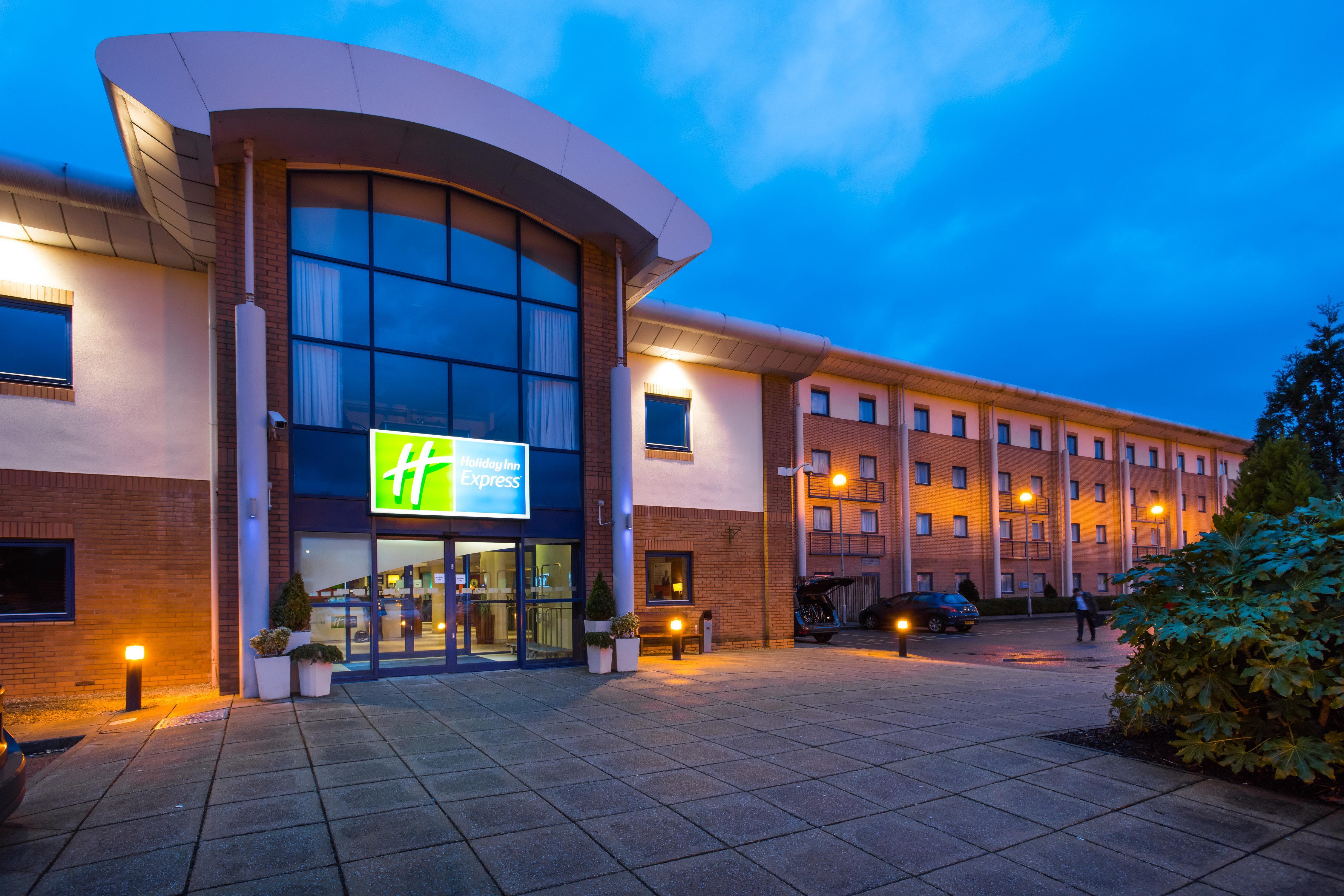 Holiday Inn Express Newport By Ihg Exterior photo