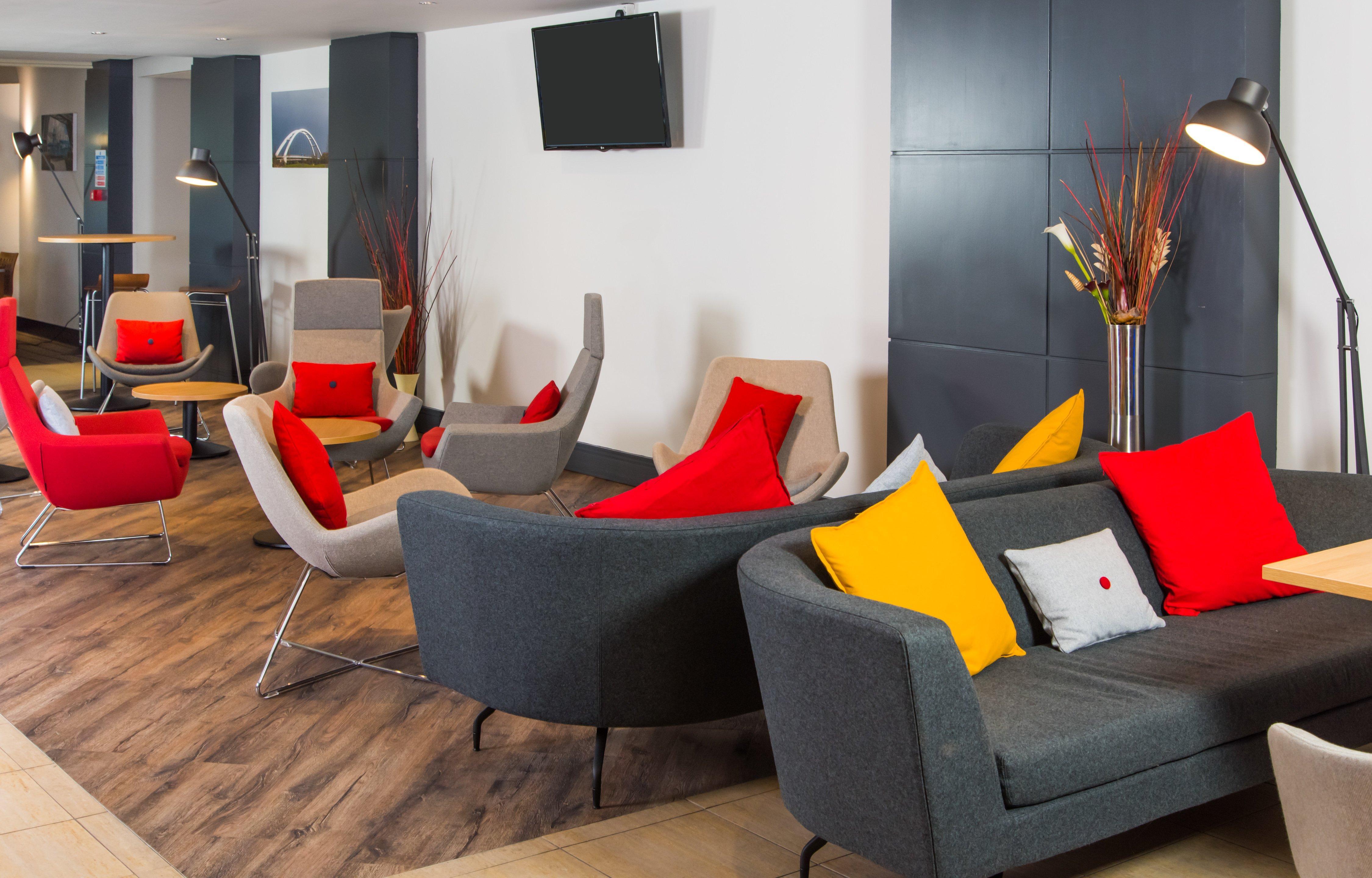 Holiday Inn Express Newport By Ihg Exterior photo