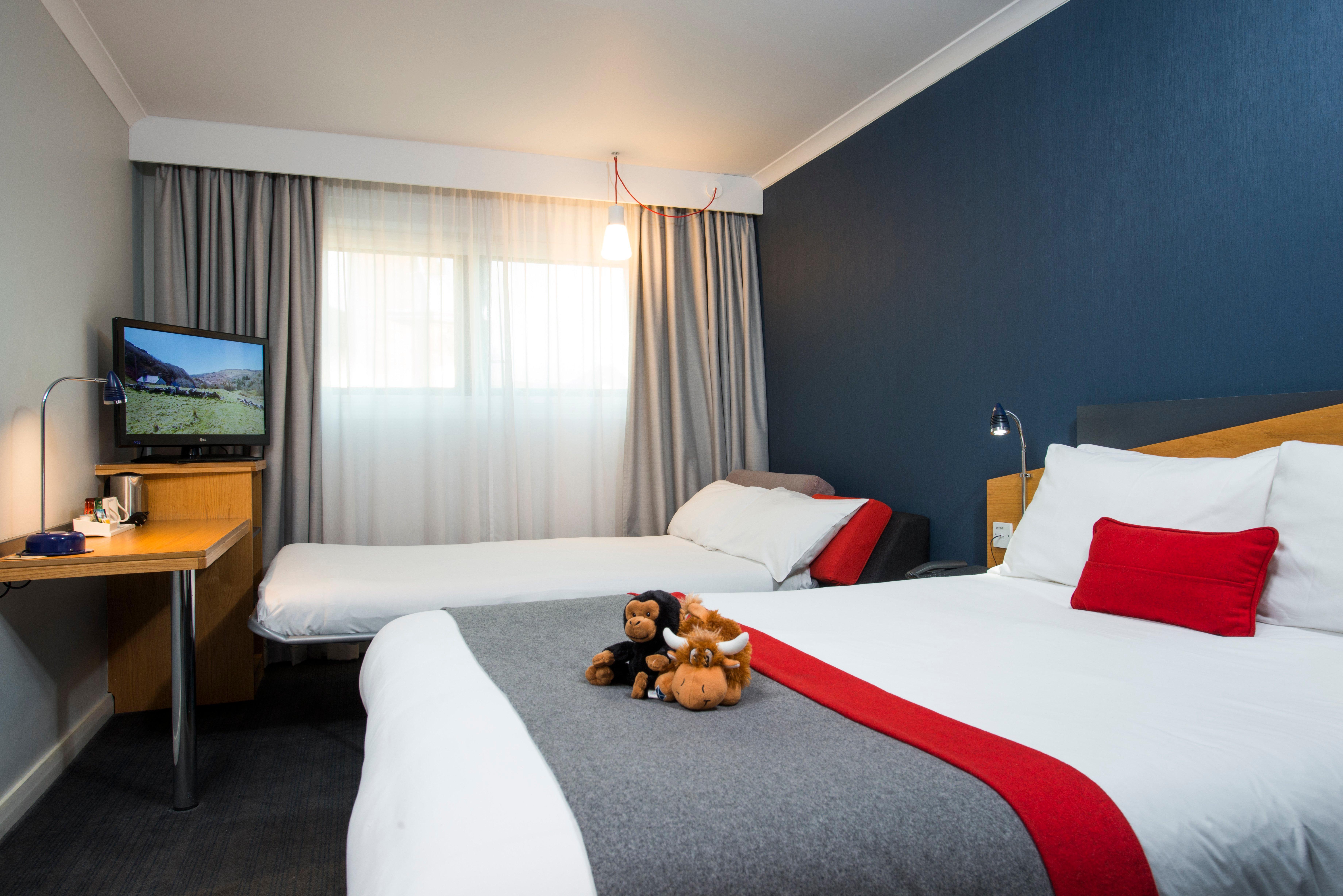 Holiday Inn Express Newport By Ihg Exterior photo