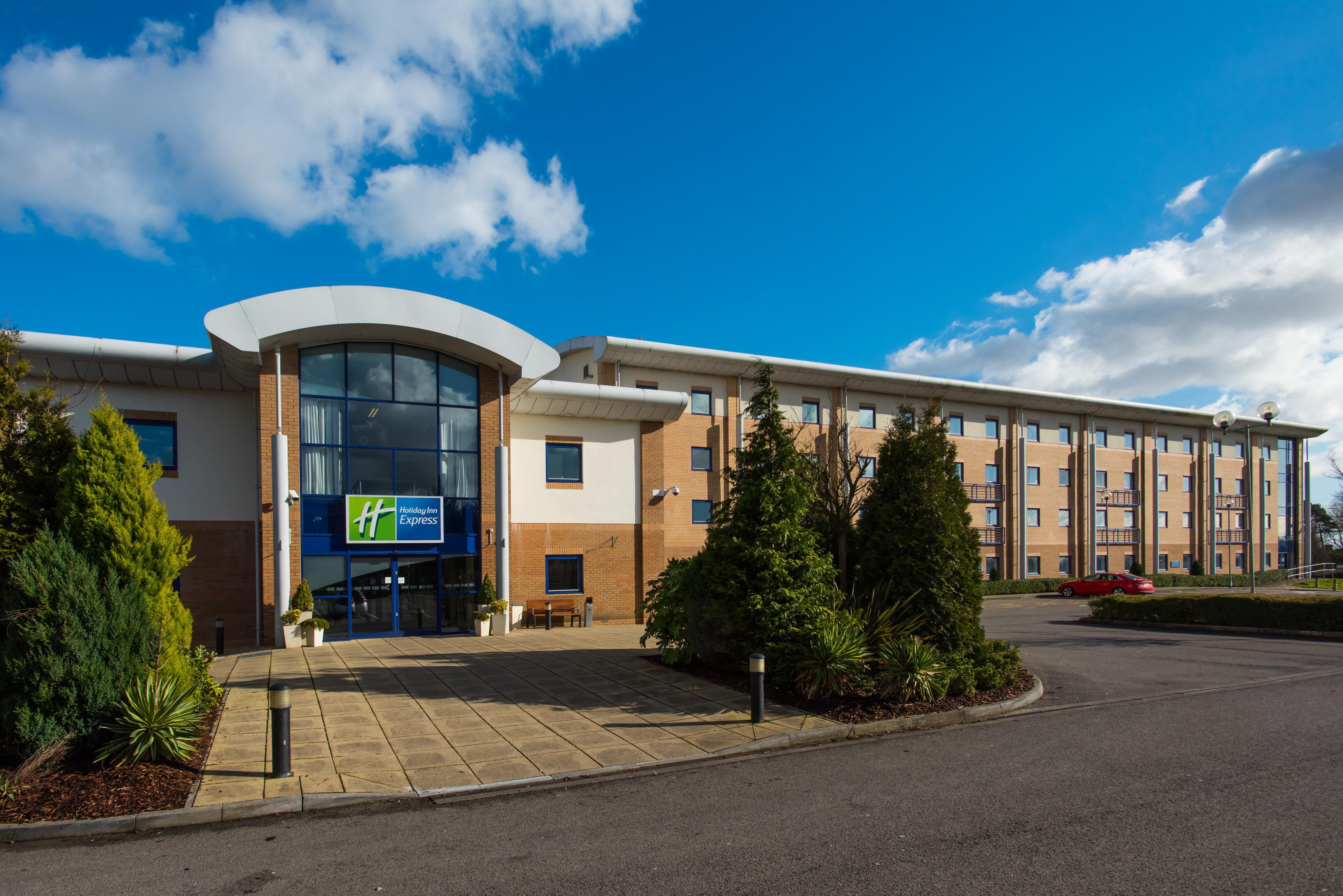 Holiday Inn Express Newport By Ihg Exterior photo