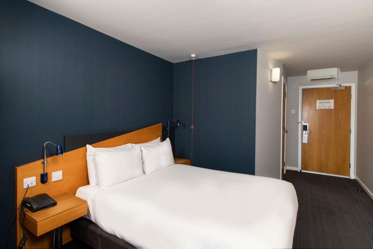 Holiday Inn Express Newport By Ihg Exterior photo