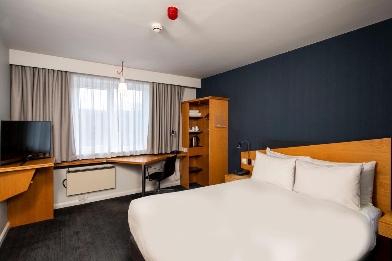 Holiday Inn Express Newport By Ihg Exterior photo