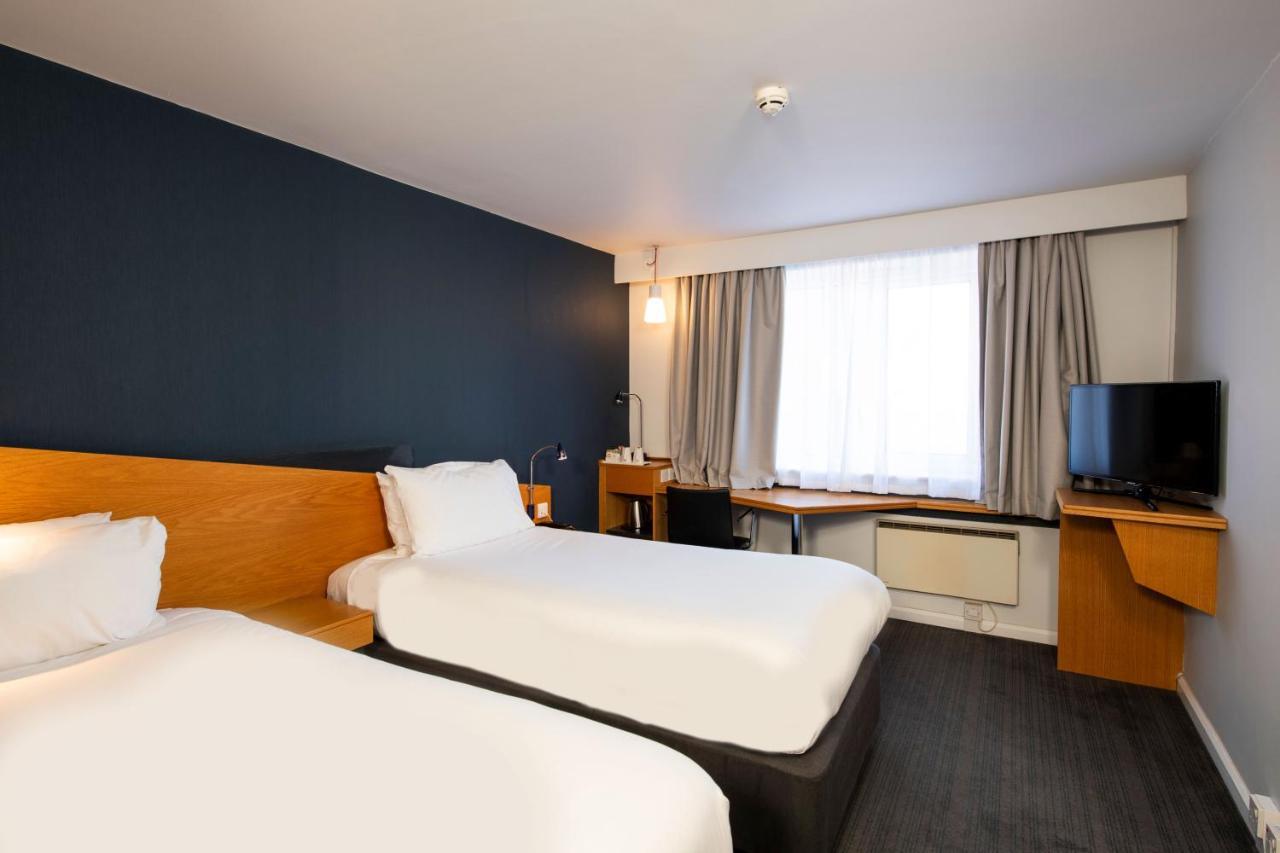 Holiday Inn Express Newport By Ihg Exterior photo