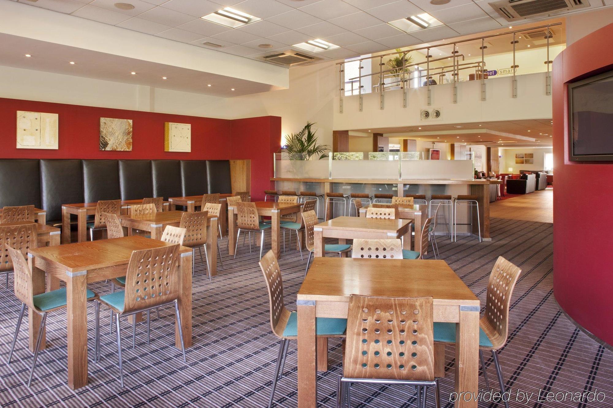 Holiday Inn Express Newport By Ihg Exterior photo