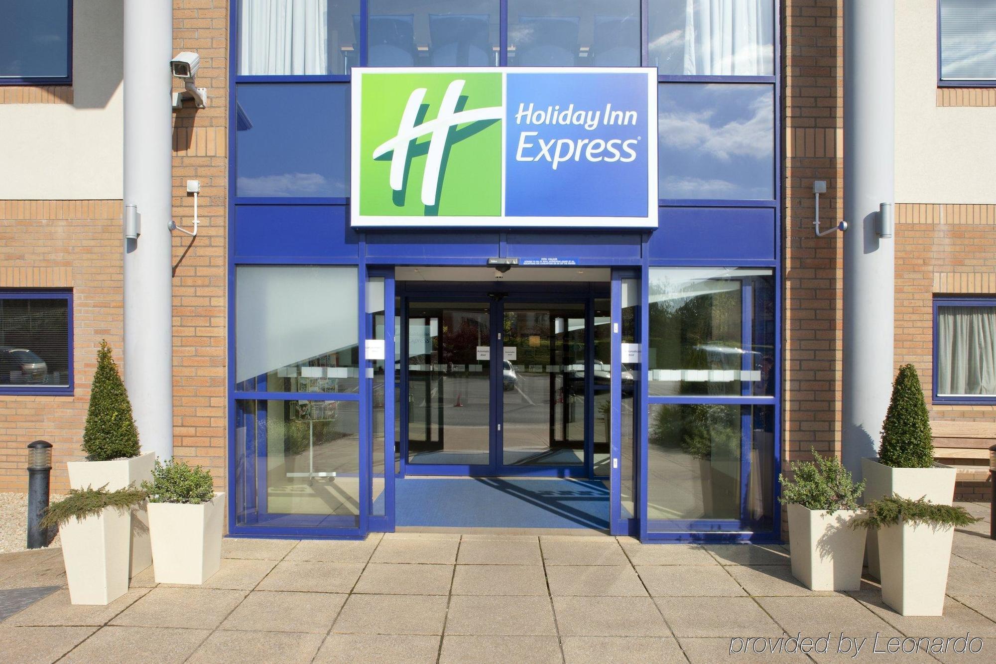 Holiday Inn Express Newport, An Ihg Hotel Exterior photo