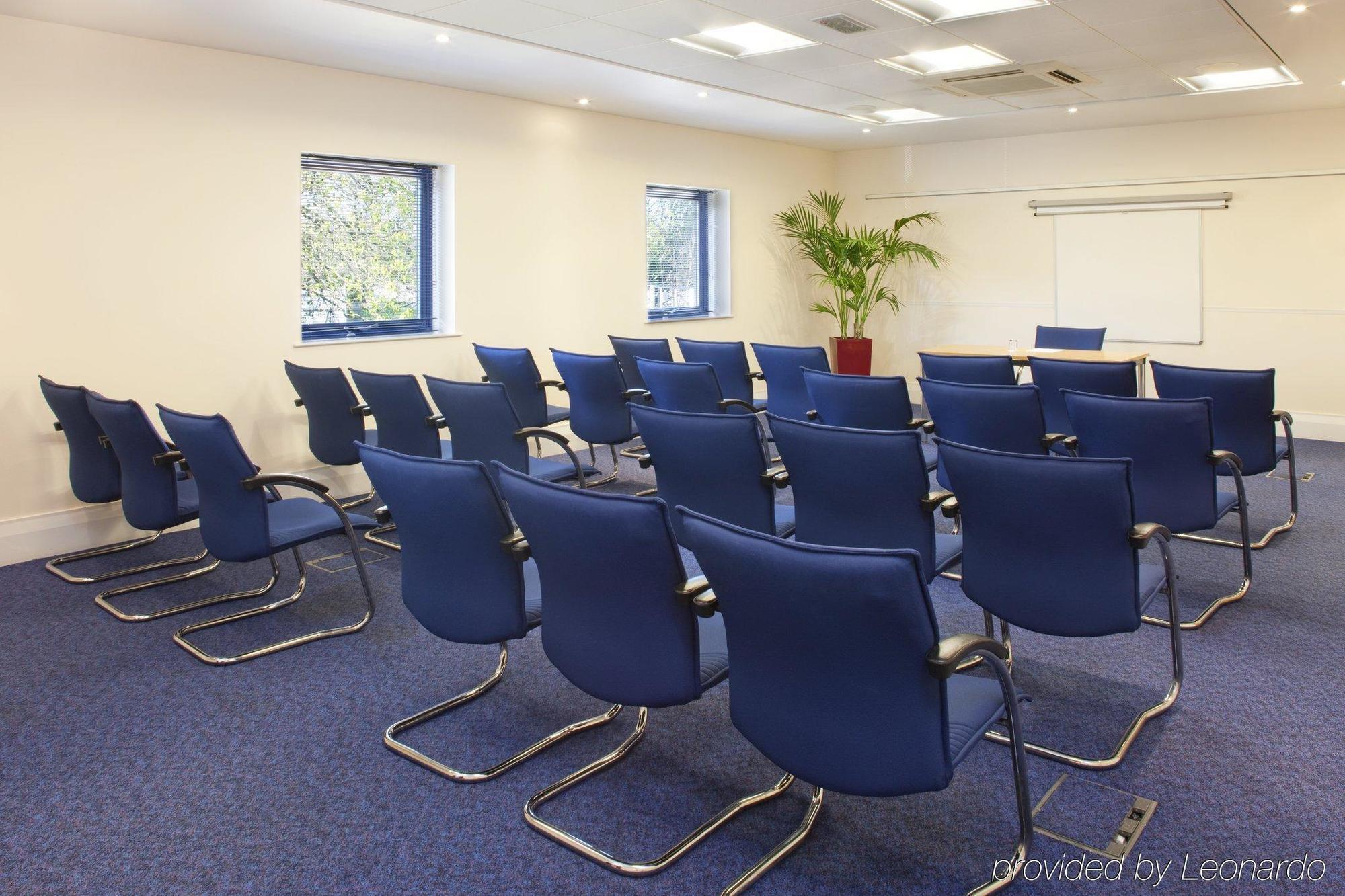 Holiday Inn Express Newport By Ihg Exterior photo
