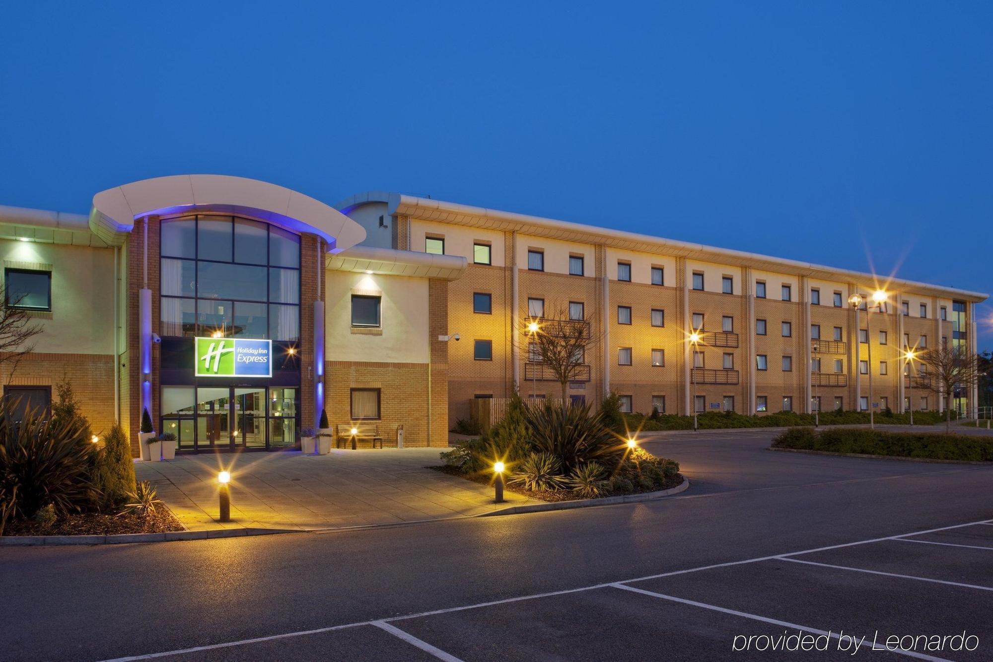 Holiday Inn Express Newport, An Ihg Hotel Exterior photo