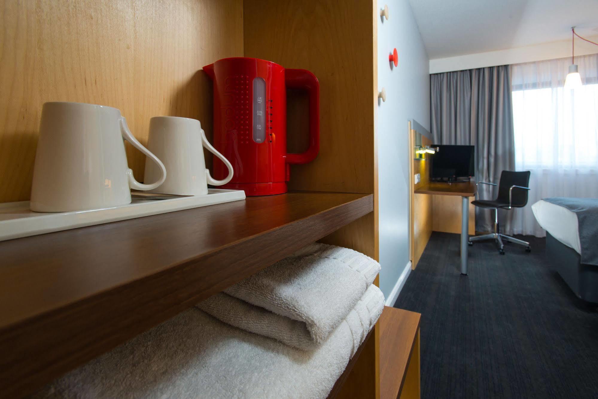 Holiday Inn Express Newport By Ihg Exterior photo