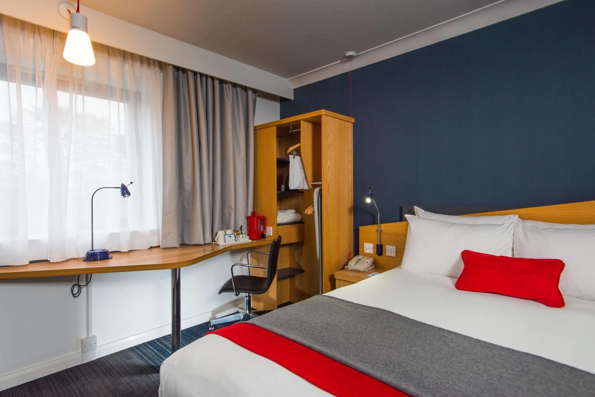 Holiday Inn Express Newport By Ihg Exterior photo