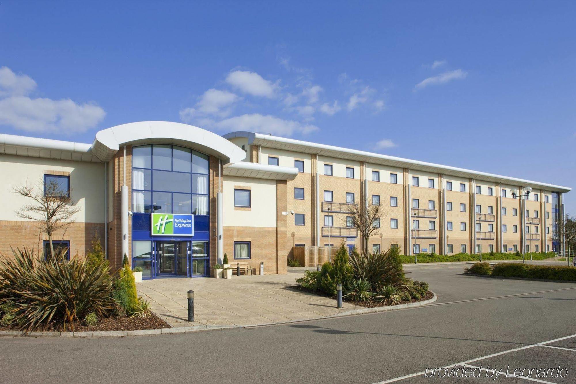 Holiday Inn Express Newport By Ihg Exterior photo