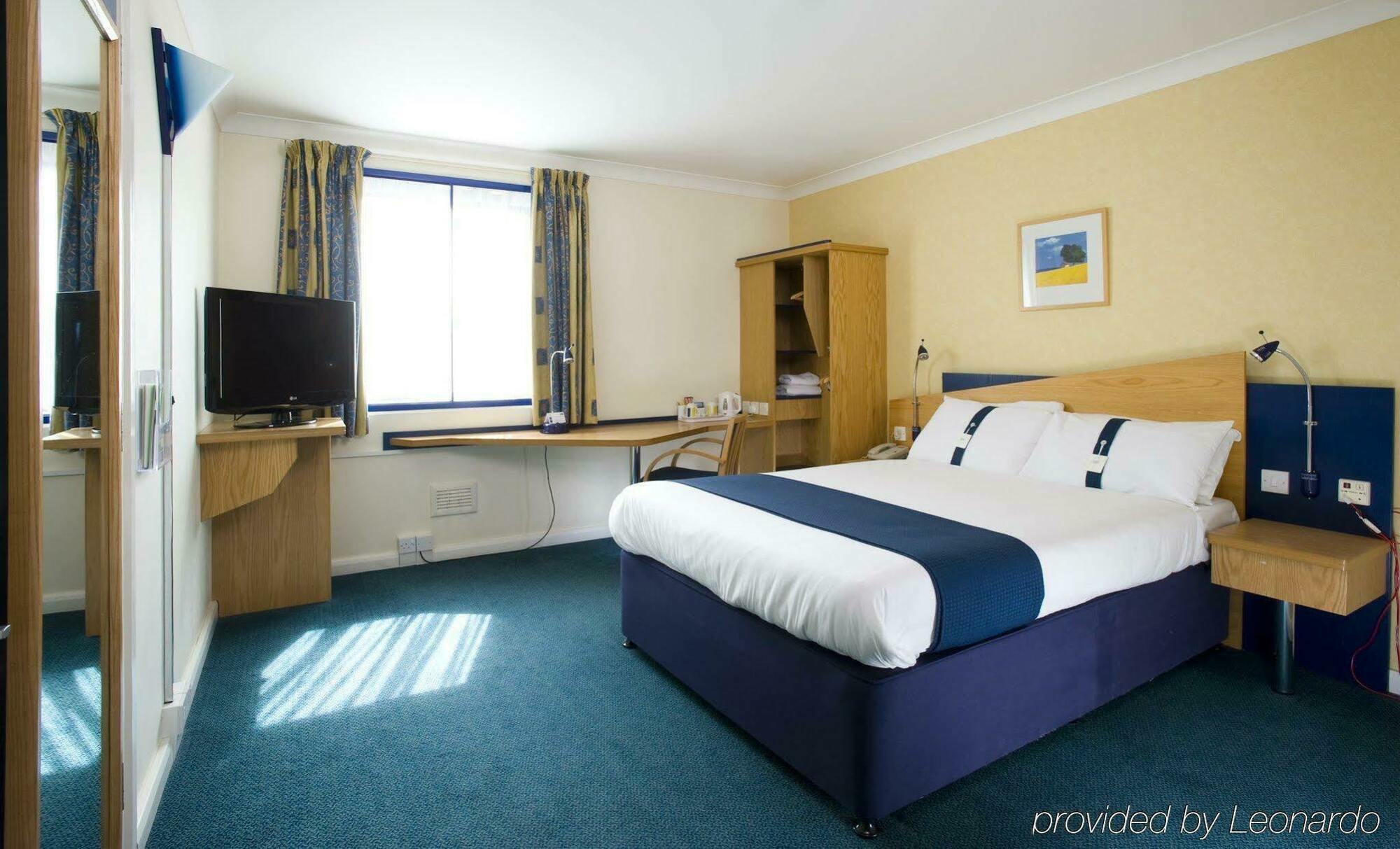Holiday Inn Express Newport By Ihg Exterior photo