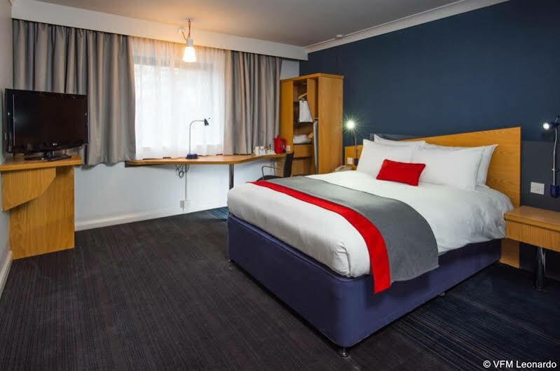 Holiday Inn Express Newport By Ihg Exterior photo